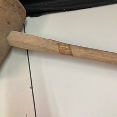 木製のハンマー　浅野木工所 金巻丸型掛矢 長さ約90cm 乾燥材料使用 ハンマーの画像