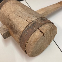 木製のハンマー　浅野木工所 金巻丸型掛矢 長さ約90cm 乾燥材料使用 ハンマーの画像