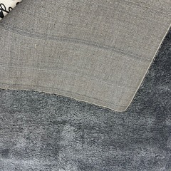 シックな無地のラグの画像