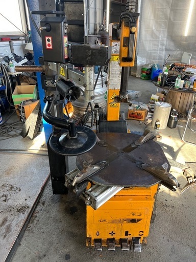 イヤサカ　タイヤチェンジャー