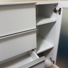 白いキャビネットの画像