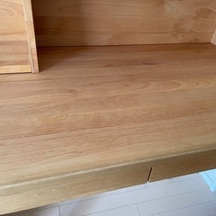 杉工場アルダー材の学習机・上棚とデスクライトの画像