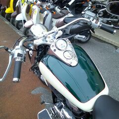 NO.5530 シャドウ４００ (SHADOW)　水冷４サイクルＶツインエンジン　スラッシュカットマフラー　グリーン＆ホワイト　☆彡の画像