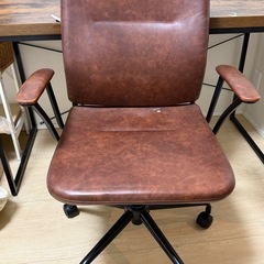 おしゃれパソコンデスクと椅子の画像