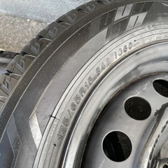 スタッドレスタイヤとホイールセットの画像