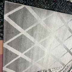 薄いグレーのモダンラグの画像