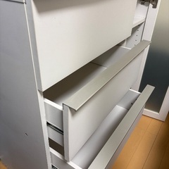 白いキャビネット　引出し4段の画像