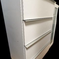 白いキャビネット　引出し4段の画像