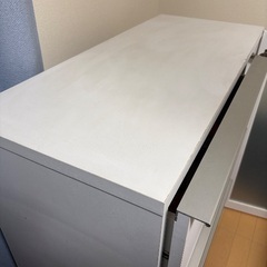 白いキャビネット　引出し4段の画像