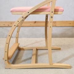 karimoku(カリモク)のデスクチェアー/XT2401Iです。座面と足のせ板は高さ調整が可能なので、お子様の学習椅子やダイニングのキッズチェアーとして入学前から末永くお使い頂けます♪の画像