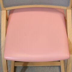 karimoku(カリモク)のデスクチェアー/XT2401Iです。座面と足のせ板は高さ調整が可能なので、お子様の学習椅子やダイニングのキッズチェアーとして入学前から末永くお使い頂けます♪の画像