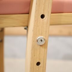 karimoku(カリモク)のデスクチェアー/XT2401Iです。座面と足のせ板は高さ調整が可能なので、お子様の学習椅子やダイニングのキッズチェアーとして入学前から末永くお使い頂けます♪の画像