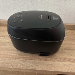SHARPのIH炊飯器（KS-HF05B-B）の画像