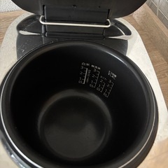 SHARPのIH炊飯器（KS-HF05B-B）の画像
