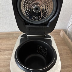 SHARPのIH炊飯器（KS-HF05B-B）の画像