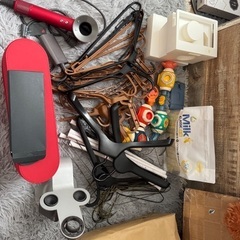 雑貨類、ダイソンドライヤージャンク、ハンガー、おもちゃなどまとめて一式