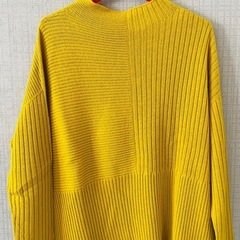 【M】ニット セーター 黄色 リブ編み ハイネック ドロップショルダー ゆったりの画像