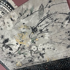 落ち着いた花柄模様のクラッシックラグの画像