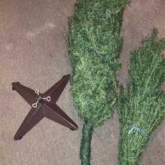 大型クリスマスツリーと飾りの画像