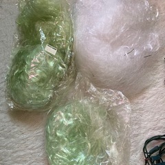 大型クリスマスツリーと飾りの画像