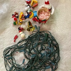 大型クリスマスツリーと飾りの画像