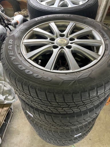 スタッドレス215/60R16アルミ付き。トヨタアルファード、ベル、エスティマなどに