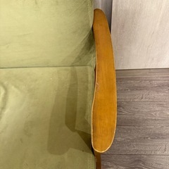 テーブルとソファのセットの画像