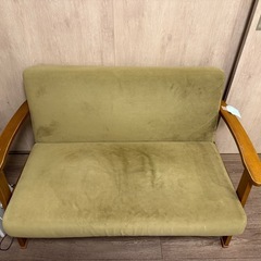 テーブルとソファのセットの画像