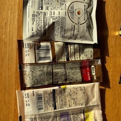 ドッグフードサンプル6種とペット用食器の画像