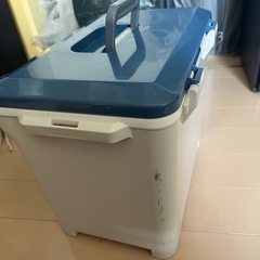 【新規お問合せ不可】釣具付き　クーラーボックスの画像