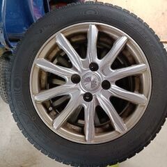 アルミホイール付きスタッドレスタイヤの画像