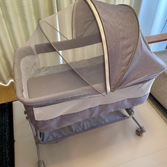 ベビーベッドの画像
