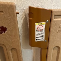 ベビーゲート　開閉タイプ(両開き) ステップ付　nihonikujiの画像