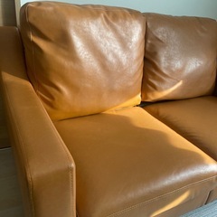 レザー調の2人掛けソファの画像