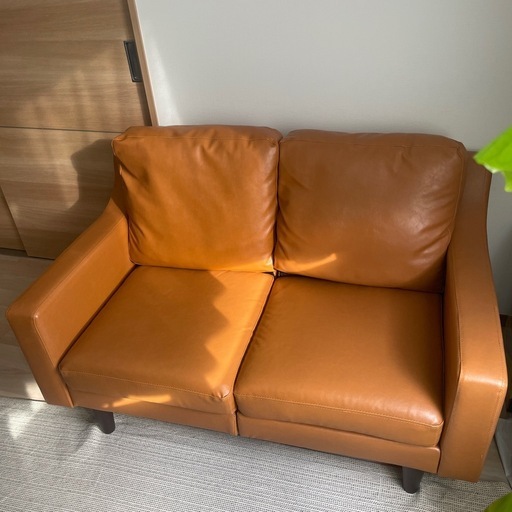 レザー調の2人掛けソファ