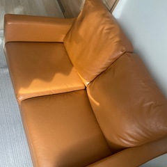 レザー調の2人掛けソファの画像