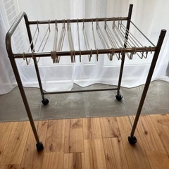 【無料/江東区】状態良好！ワイヤー収納ワゴンとズボンハンガーラックのセット（お引取り希望）の画像