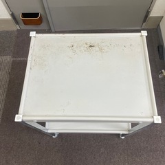 取引中　キャスターワゴンの画像