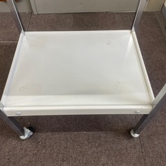 取引中　キャスターワゴンの画像