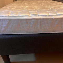 ZINUSのシングルベッドとマットレスの画像
