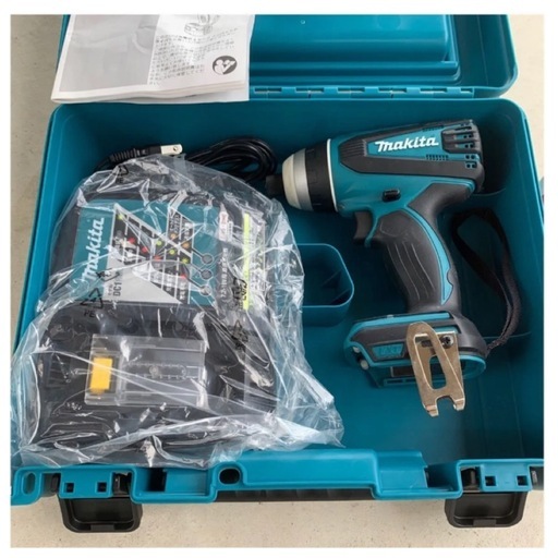 【新品 未使用】マキタ　インパクトドライバー　本体と充電器　ケース入