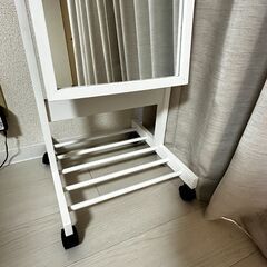 キャスターで移動収納付きな全身鏡【清水五条駅】の画像