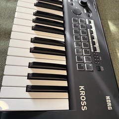 61鍵のシンセサイザー、サンプラー、エフェクト機能を搭載したKORG KROSS。の画像