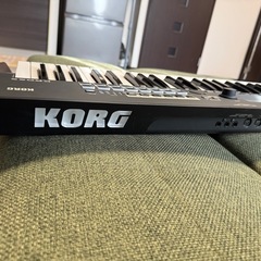 61鍵のシンセサイザー、サンプラー、エフェクト機能を搭載したKORG KROSS。の画像