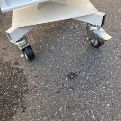 回転式スチール本棚　メタルラック　キャスター付きの画像