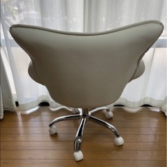 白椅子（白キャスター）の画像