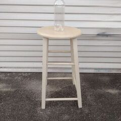 観音寺 おしゃれなスツール 丸イス 椅子 白っぽい色 鉄製 中古品の画像