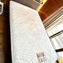 収納付きのセミダブルベッドです、マットレス付、。の画像