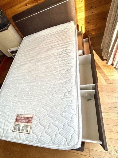 収納付きのセミダブルベッドです、マットレス付、。