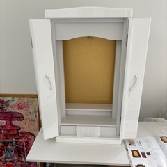 【新品未使用】　ツヤのある白い仏壇の画像